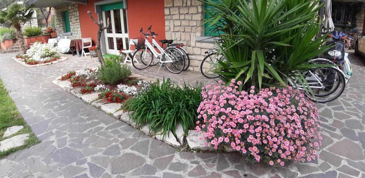 Villa Leilani B&B Sale Marasino Exterior photo